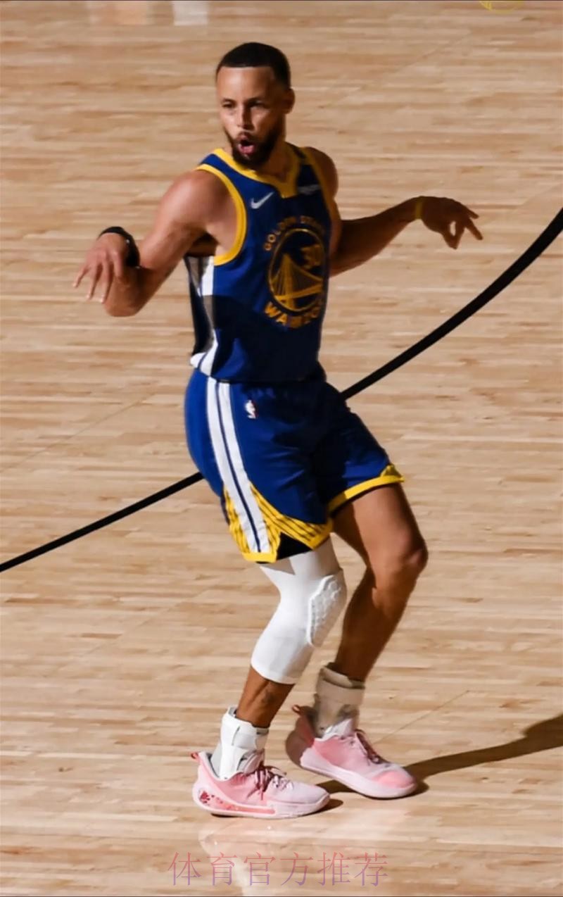 今日手感如何？勇士社媒晒库里步入比赛球馆的瞬间